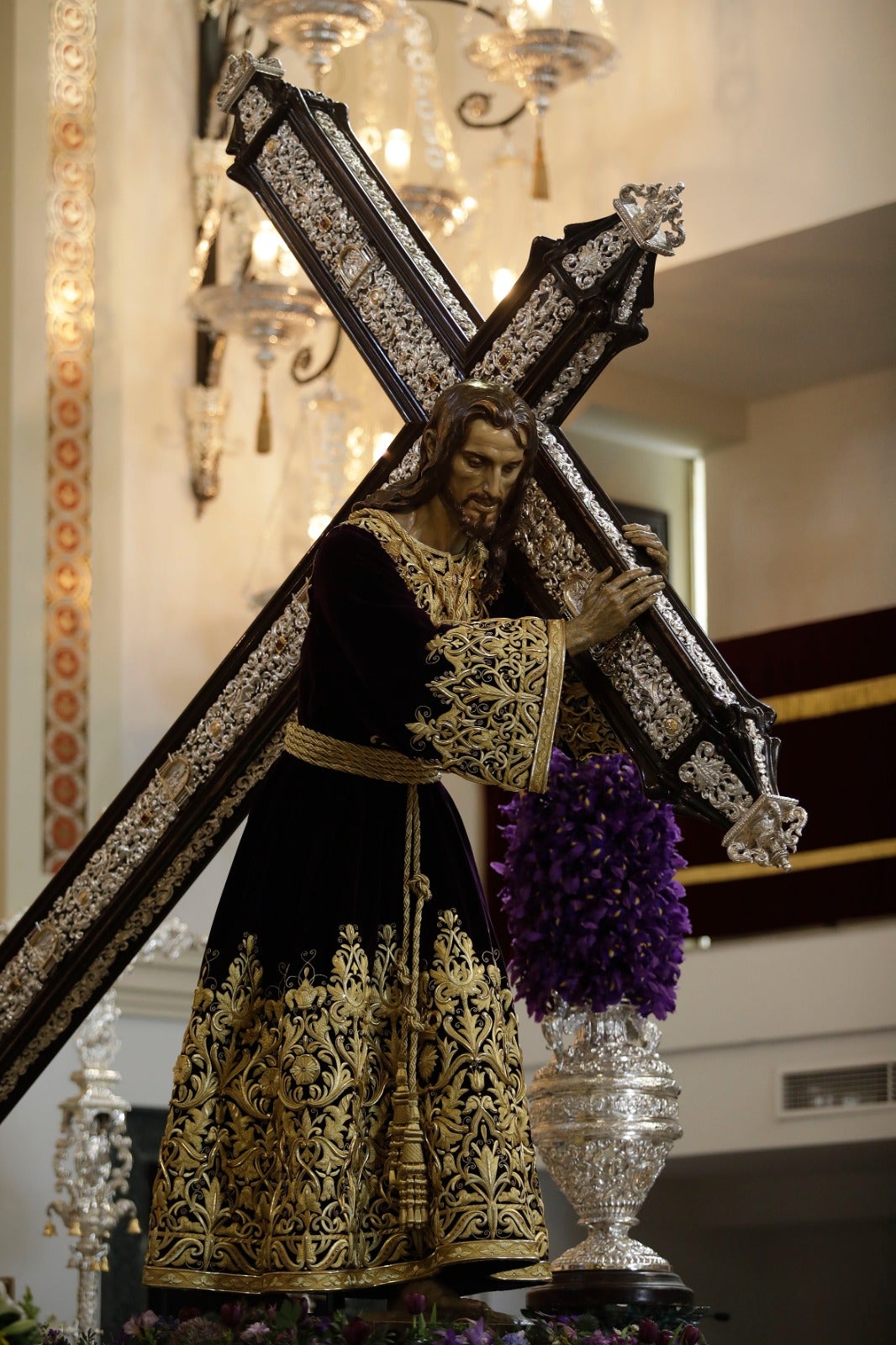 Tiempo de Esperanza: La basílica se alfombra y perfuma de romero. El Nazareno del Paso luce túnica bordada y cruz de plata y la Virgen lleva la presea de la coronación