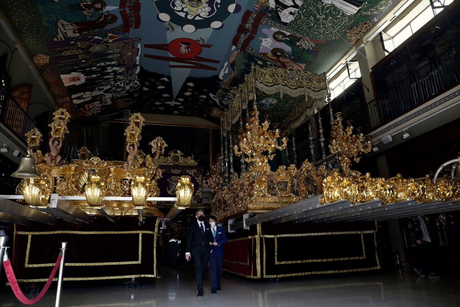 Tiempo de Esperanza: La basílica se alfombra y perfuma de romero. El Nazareno del Paso luce túnica bordada y cruz de plata y la Virgen lleva la presea de la coronación