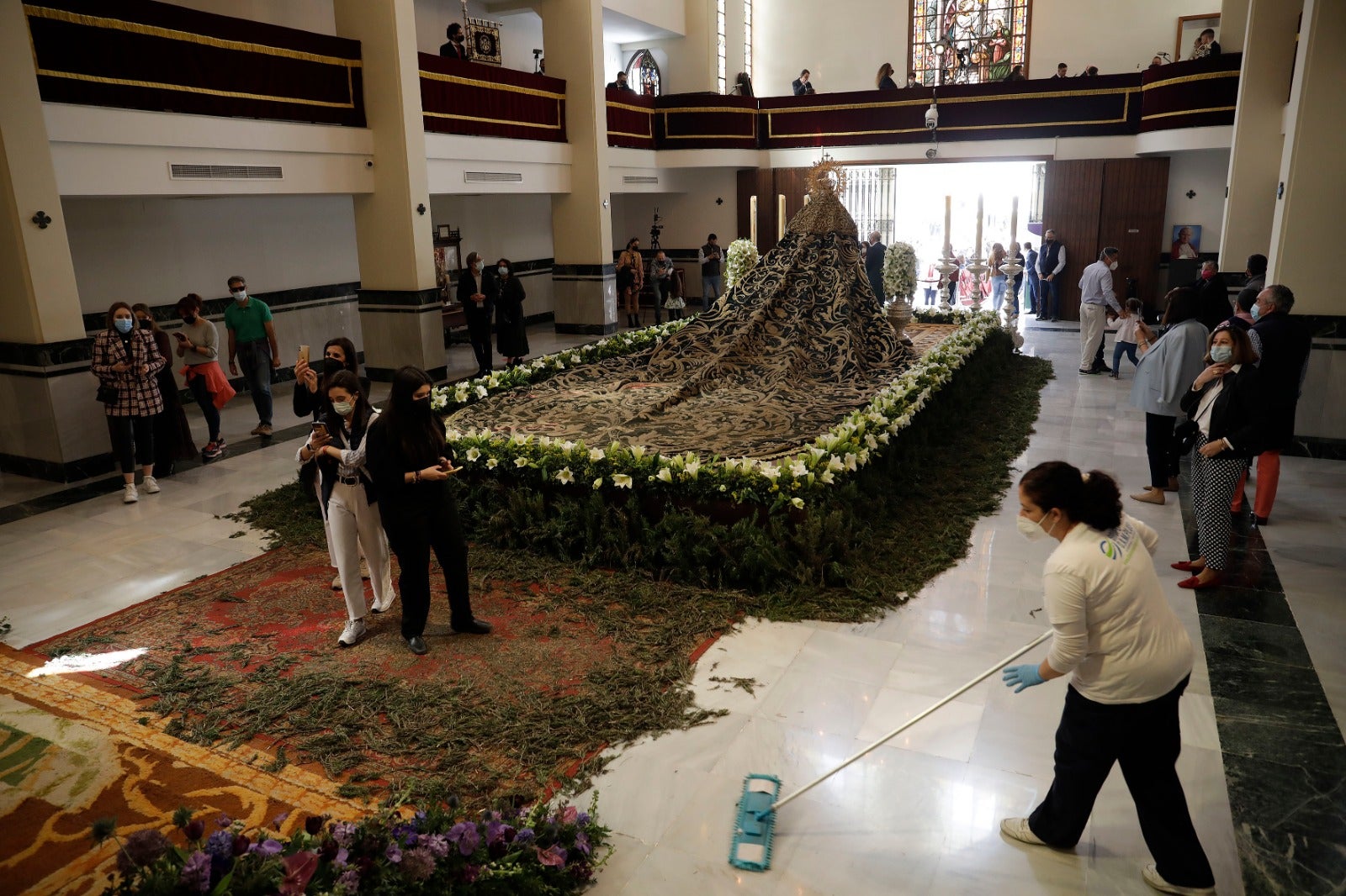 Tiempo de Esperanza: La basílica se alfombra y perfuma de romero. El Nazareno del Paso luce túnica bordada y cruz de plata y la Virgen lleva la presea de la coronación