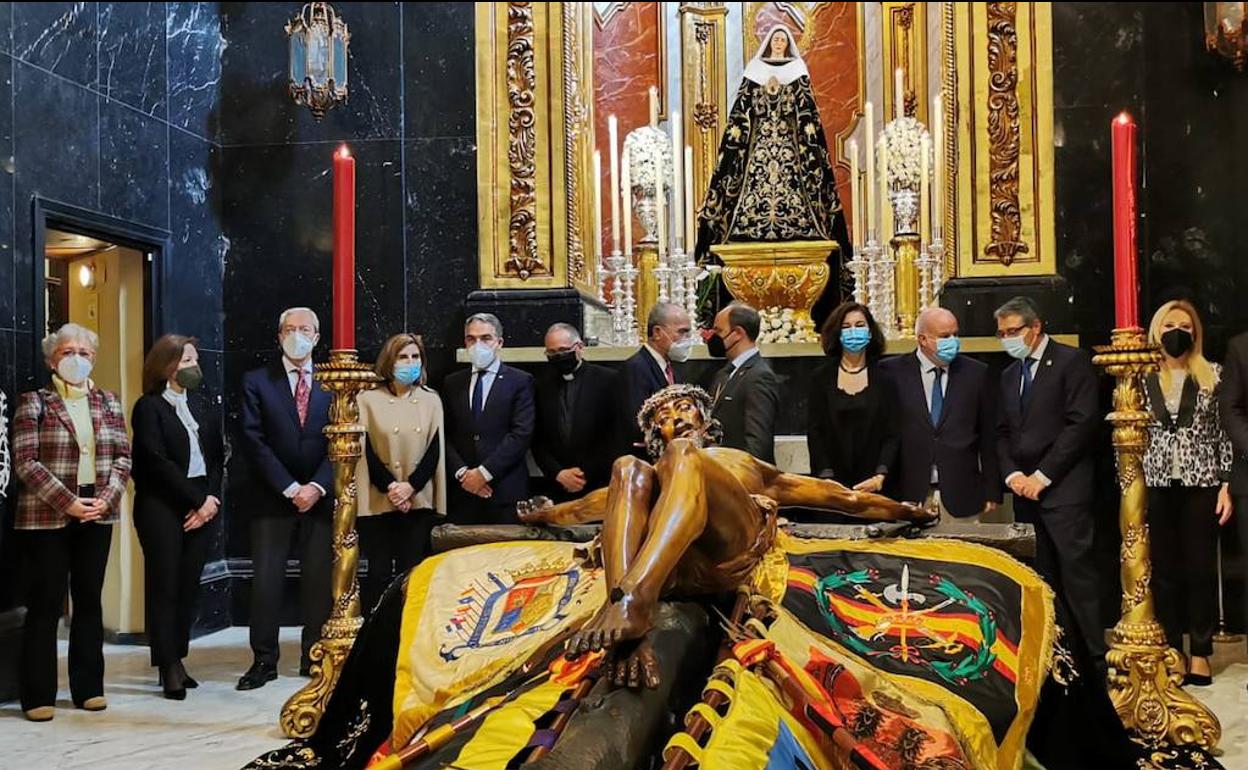 Los consejeros, en la capilla de Mena. 