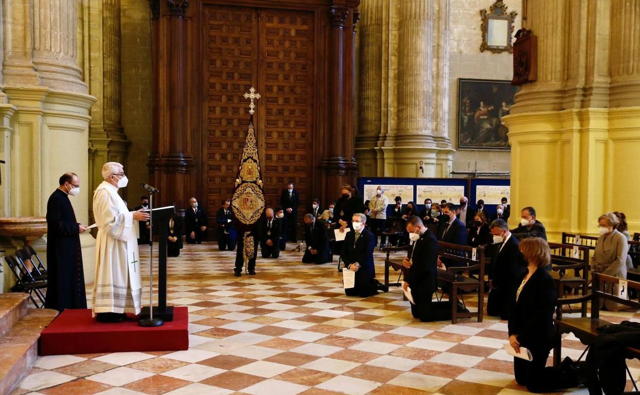 El deán de la Catedral, Antonio Aguilera, ha dirigido la ceremonia. 