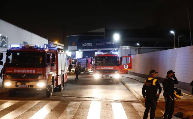 Un espectacular incendio en una nave industrial moviliza a los bomberos de Málaga
