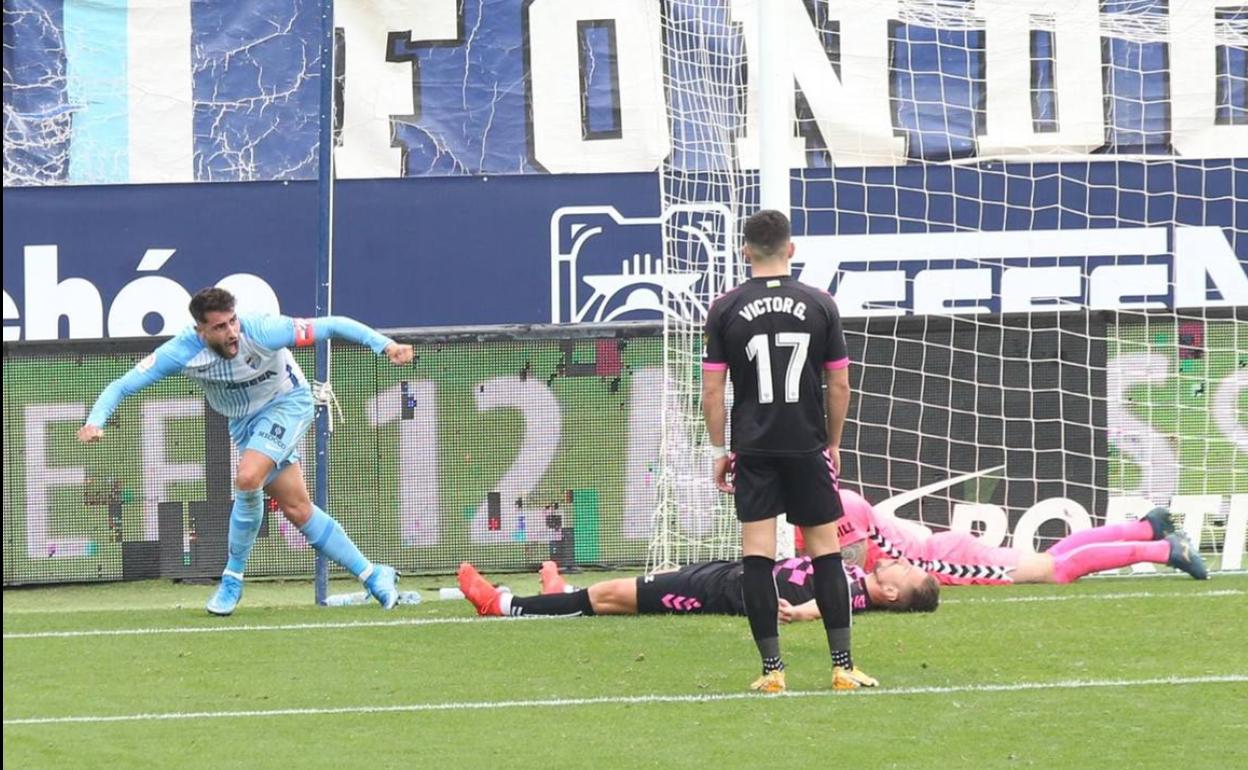 Luis Muñoz celebra el primero de sus dos goles en La Rosaleda ante el Sabadell. 