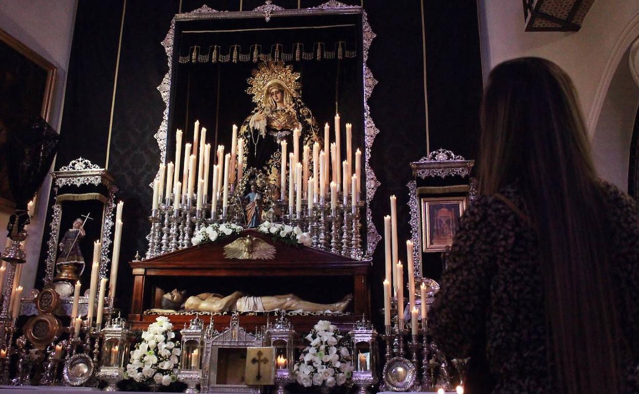 Altar con el Sepulcro y la Virten de la Soledad. 