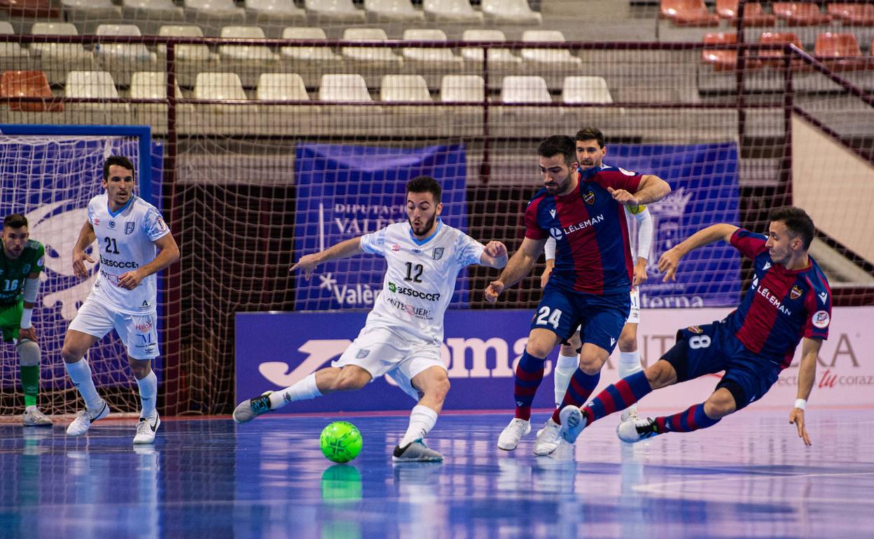 El BeSoccer UMA Antequera cae ante el líder con honor