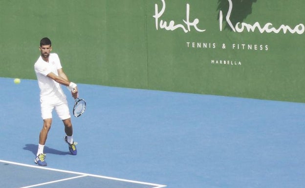 Novak Djokovic, entrenándose en una de las pistas rápidas del club, recientemente. 