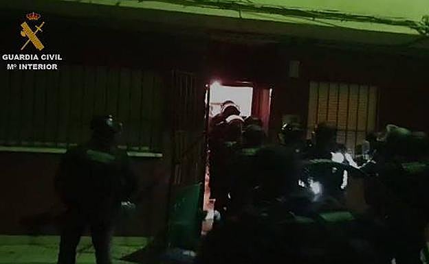 Imagen principal - Cien detenidos tras desmantelar en Andalucía una red que distribuía grandes cantidades de droga por toda Europa