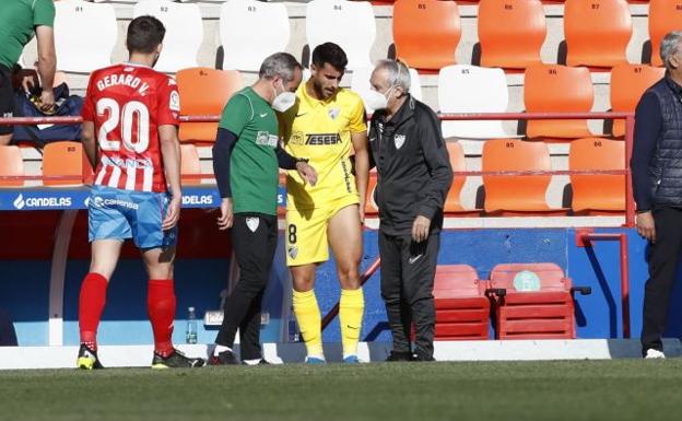 El jugador del Málaga, Luis Muñoz, instantes después de lesionarse en el partido ante el Luego en el estadio Anxo Carro. 