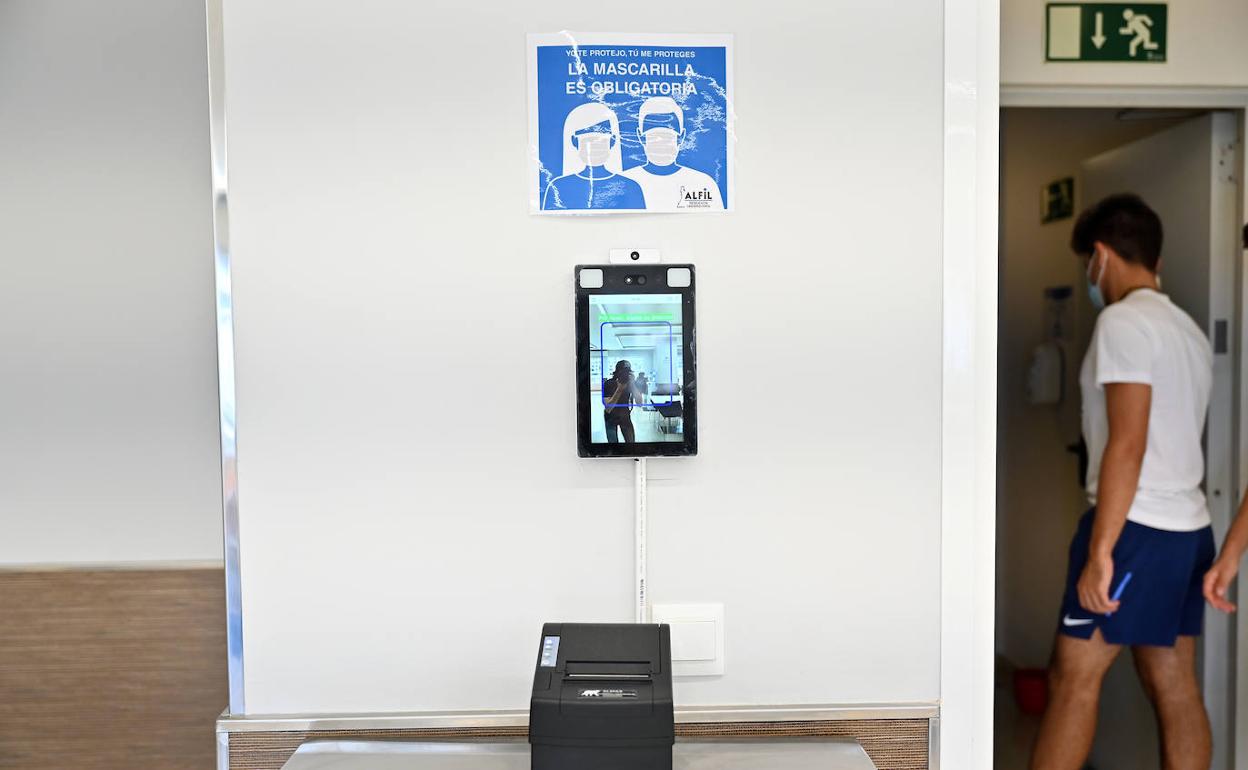 Control de temperatura a la entrada de una residencia de estudiantes en Teatinos. 