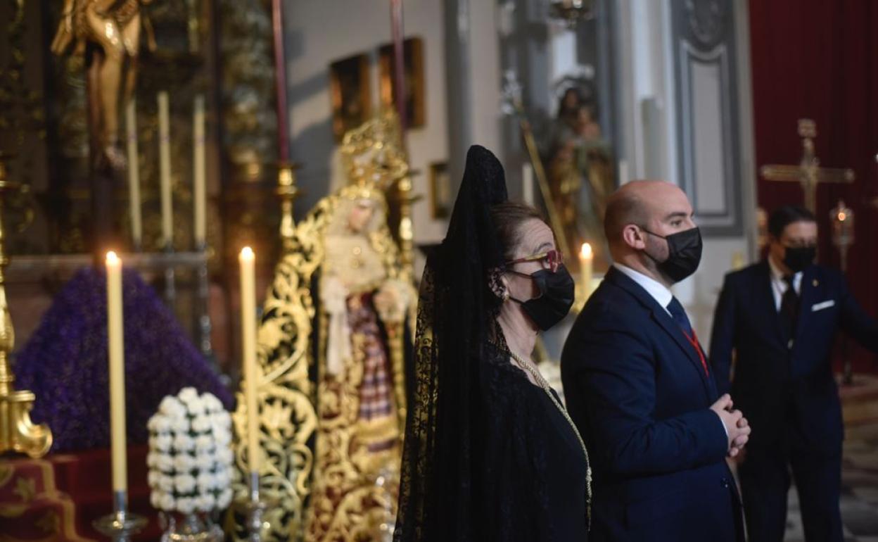 Una mujer ataviada de mantilla asistiendo a los cultos del Viernes Santo en Dolores de San Juan.