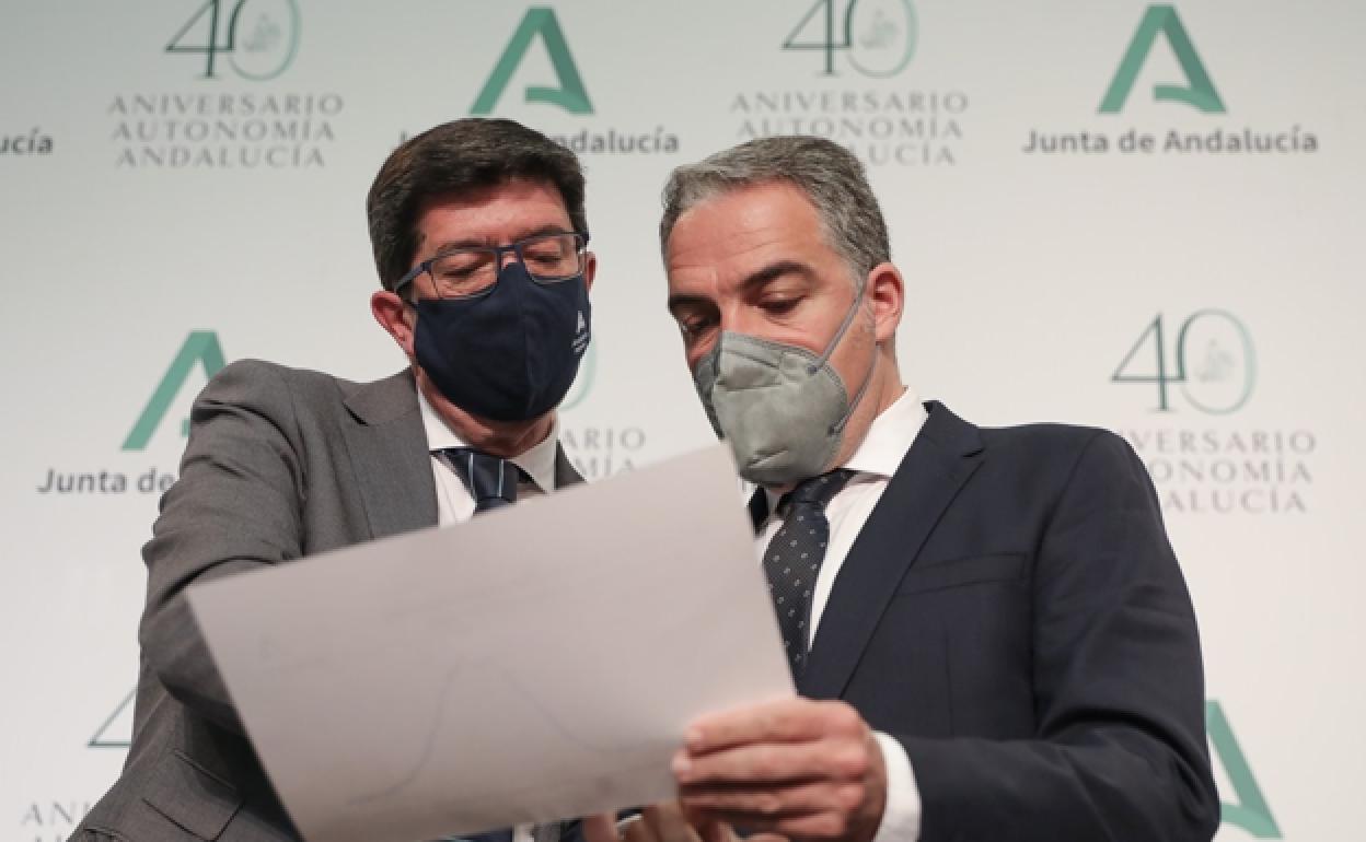 Juan Marín, junto a Elías Bendodo, en una imagen de archivo.