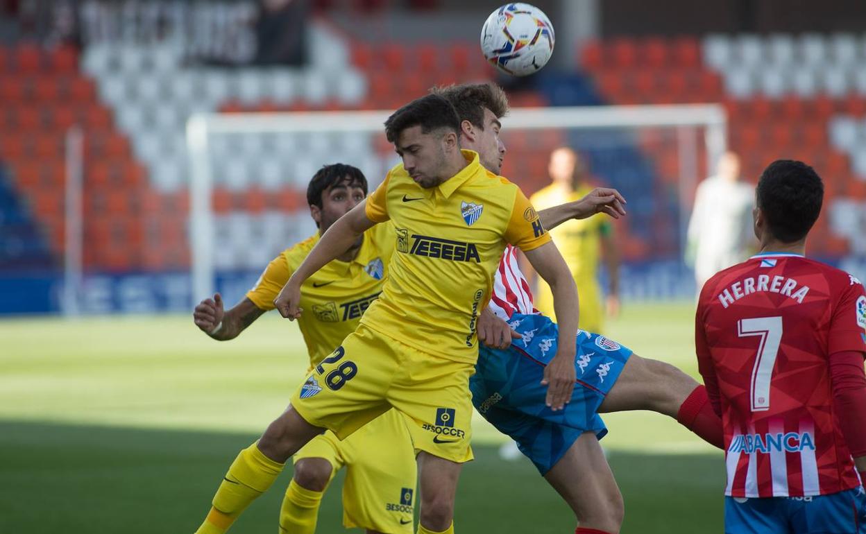 Benítez, en una pugna por alto el domingo en Lugo. 