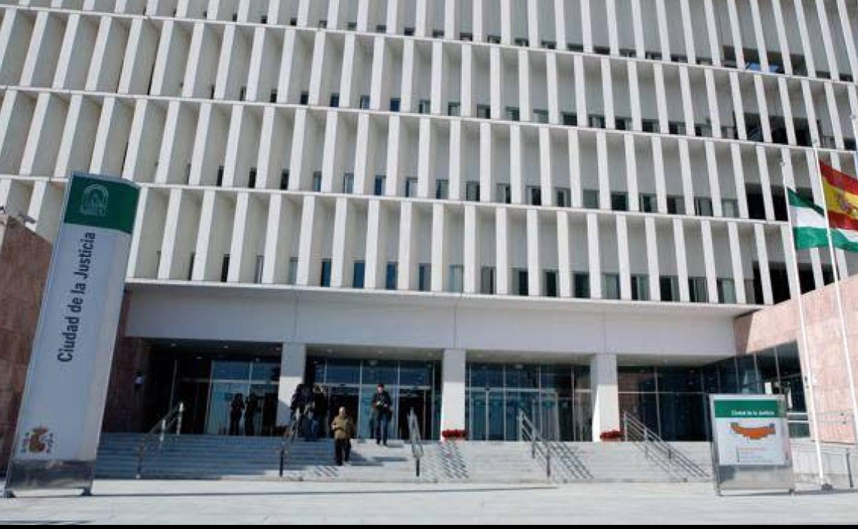 Entrada a la Audiencia Provincial de Málaga. 