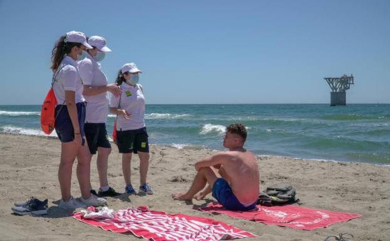 El pasado verano el Gobierno andaluz destinó cerca de 24 millones de euros en la contratación de 3.000 auxiliares paravigilar las playas.