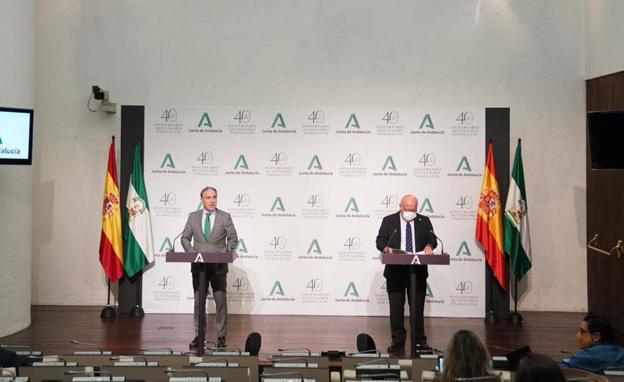 La Junta exige al Gobierno «que no siga racaneando» dosis a Andalucía