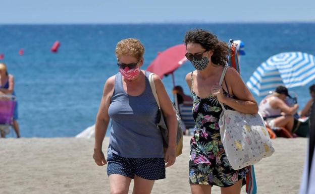 Andalucía se opone a llevar mascarilla tomando el sol en las playas: «Es una forma de ahuyentar el turismo»