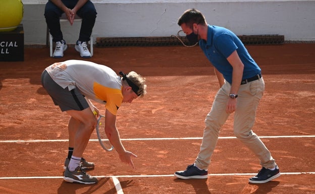 Davidovich discute el bote de una bola polémica con el juez de silla durante el primer set. 