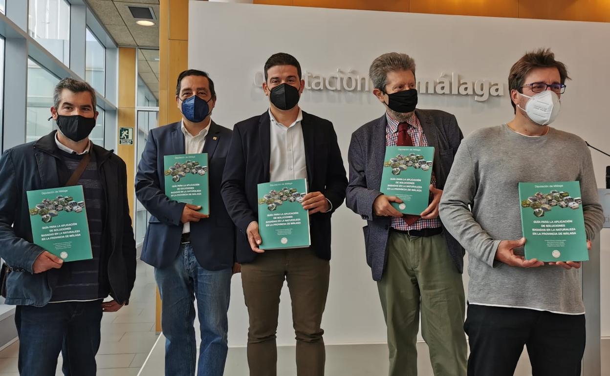 Autores junto al diputado de Medio Ambiente, hoy durante la presentación de la guía. 
