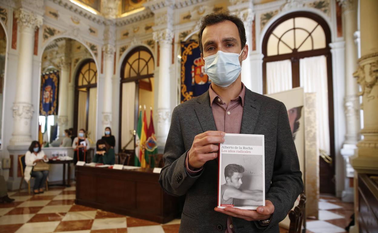 Alberto de la Rocha ha presentado su novela en el Salón de los Espejos del Ayuntamiento. 