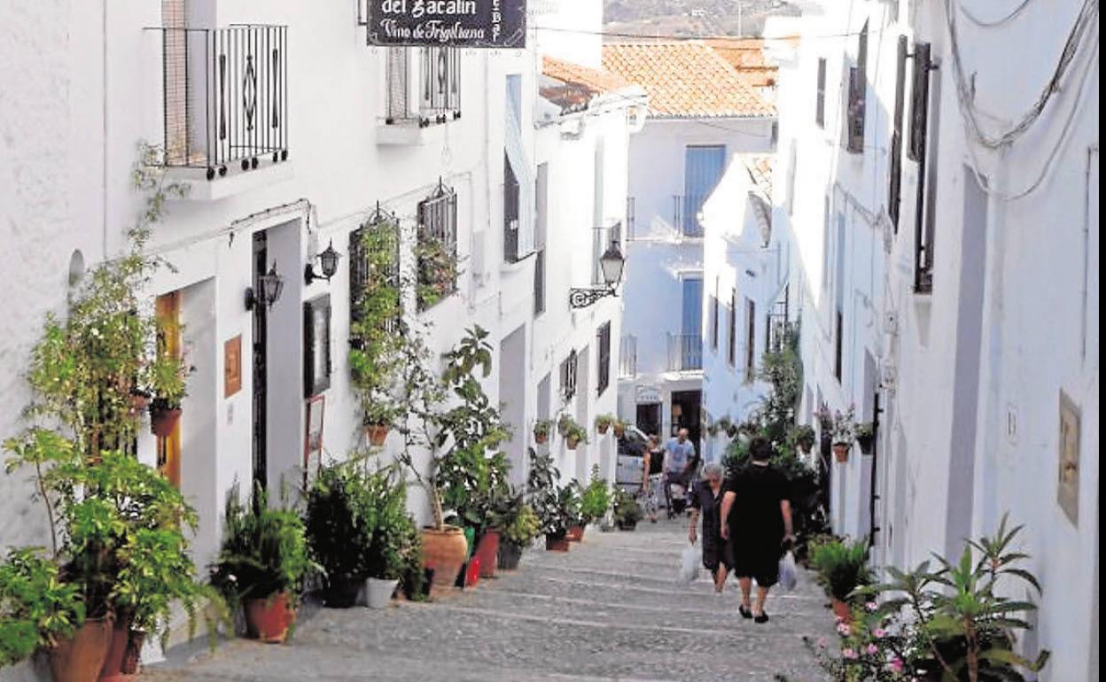 Vista de una de las calles de Frigiliana, uno de los municipios malagueños adscritos a los Pueblos Más Bonitos de España. 