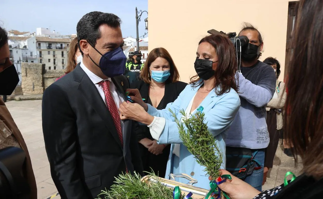 Moreno con la edil rondeña Concha Muñoz, gitana y presidenta de la Asociación Cayí Brandí, a su llegada a Ronda. 