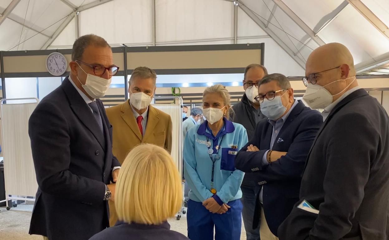 El delegado de Salud y el alcalde veleño, este jueves en la carpa instalada en el recinto ferial como vacunódromo. 