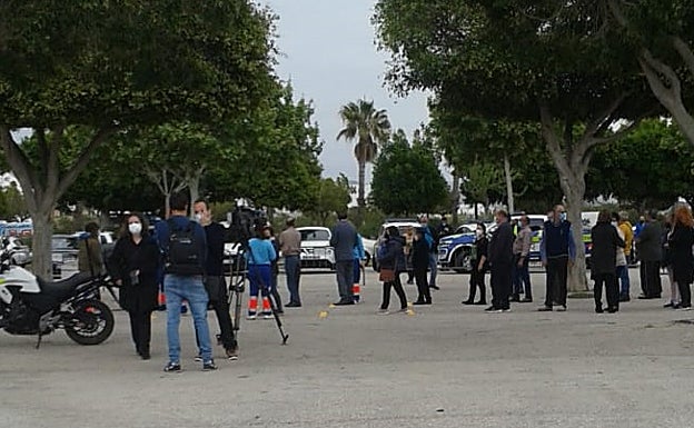 Colas, este jueves para acceder al recinto de vacunación instalado en Vélez-Málaga. 