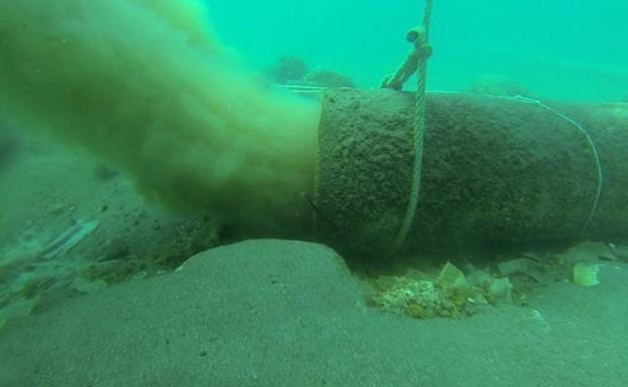 Uno de los emisarios submarinos de Nerja, vertiendo directamente aguas residuales al fondo marino. 