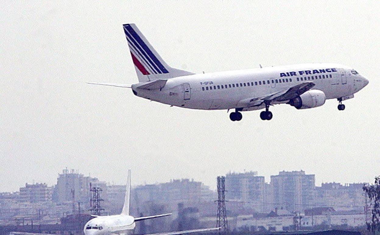 Avión de Air France despega del aeropuerto. 