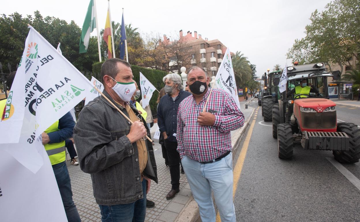 La imagen muestra a varios manifestantes que han participado en la protesta contra la nueva PAC, frente a la Subdelegación del Gobierno. 