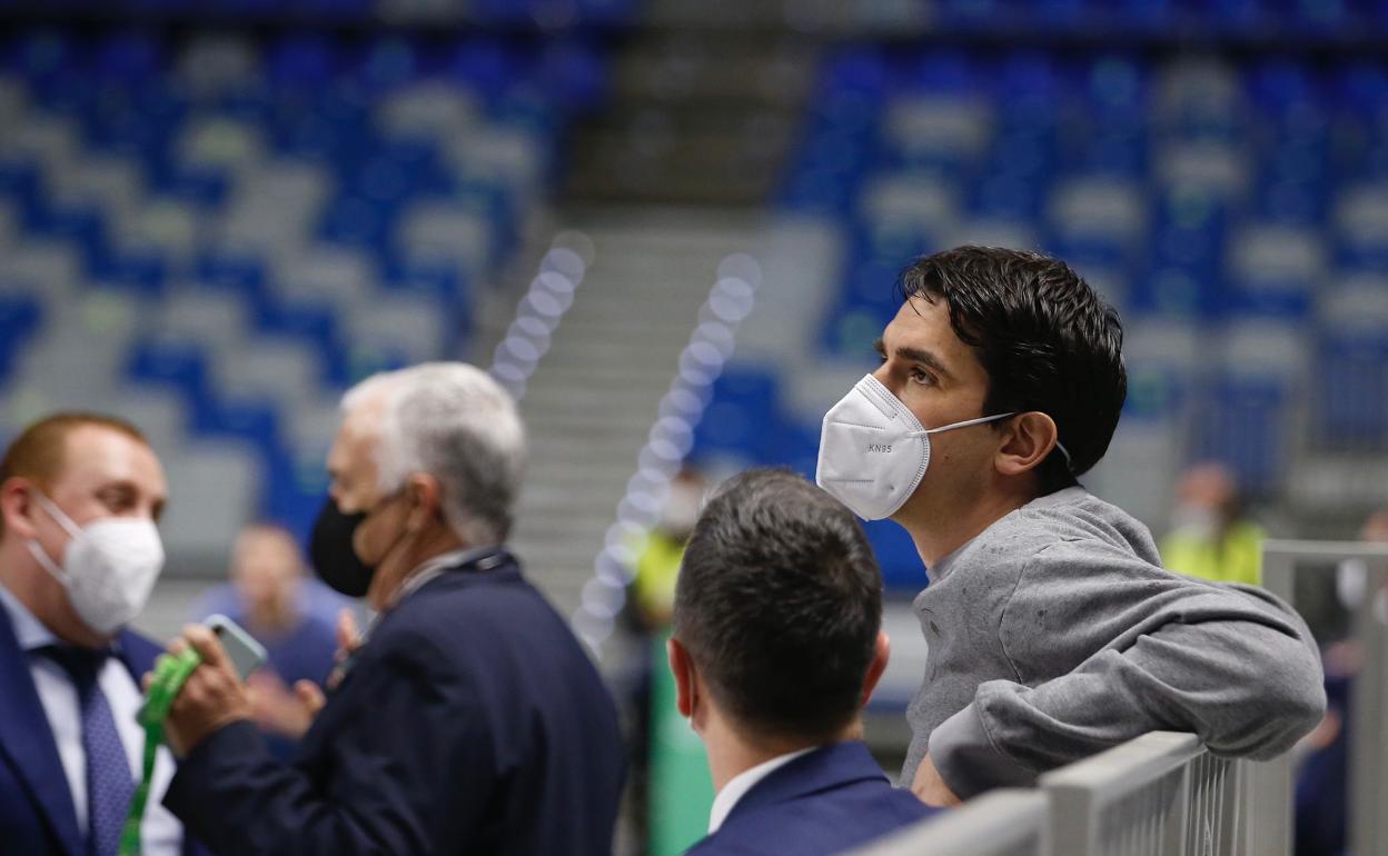 Carlos Suárez observa un calentamiento antes de un partido. 