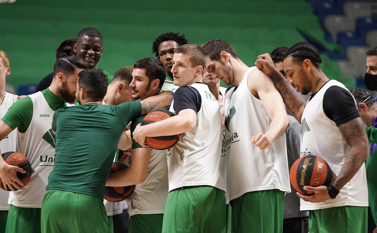 Los jugadores del Unicaja hacen piña al final de un entrenamiento. 