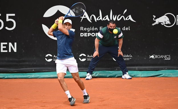 Jaume Munar, en un revés a dos manos en la final., la primera en el ATP Tour de su carrera. 