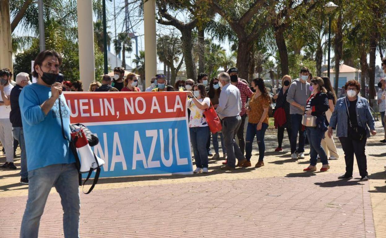 Málaga: Un centenar de personas se concentra en Huelin contra la zona azul