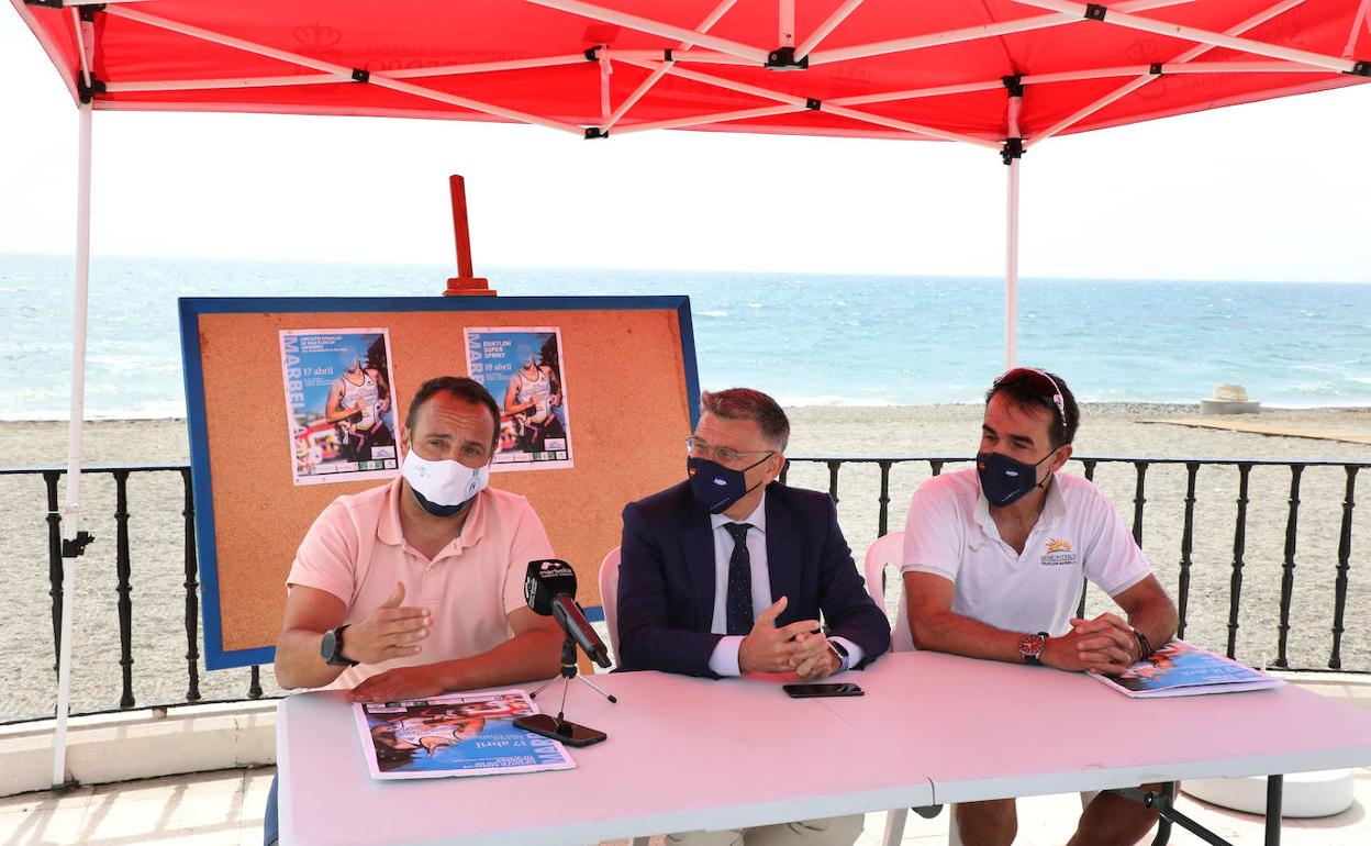 Imagen de la presentación de la competición, con los responsables sampedreños y el representante de la organización. 