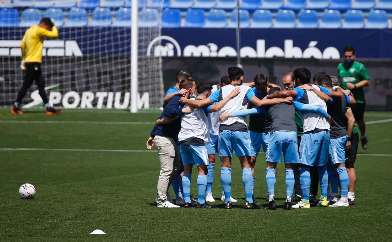 Los jugadores del Málaga hacen piña en el calentamiento del partido contra el Albacete.