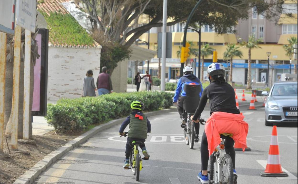 Una familia recorre el carril 30, que está delimitado con conos los fines de semana. 