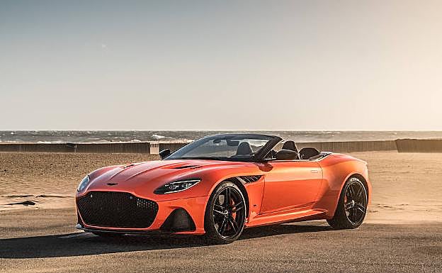 A los mandos del Aston Martin DBS Superleggera Volante: hipnótico e implacable