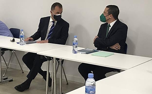 José María Muñoz, a la izquierda, conversa con el gerente del Unicaja Baloncesto, Paco Sáez, ayer en el Palacio de los Deportes Martín Carpena.