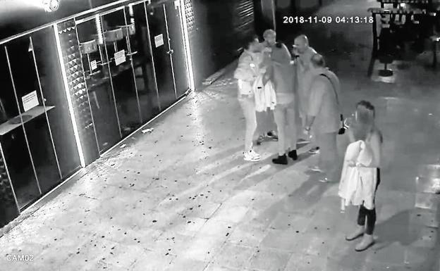 Imagen que capta al agente herido en la parte superior de la pantalla, junto a otras personas.