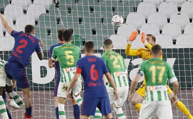 Oblak detiene un remate frente al Betis. 