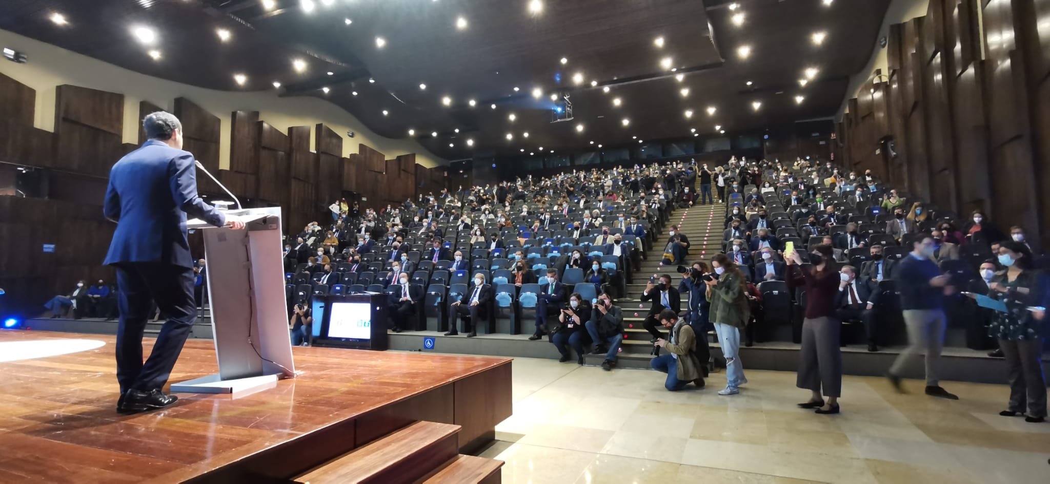 El presidente andaluz, Juanma Moreno, interviene en este encuentro que se desarrolla hoy y mañana en el Palacio de Ferias y Congresos de la capital.