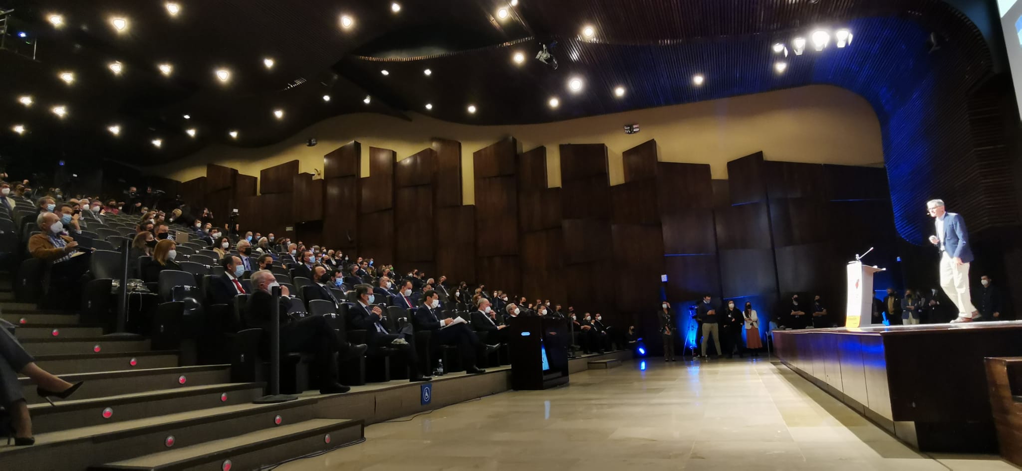 El presidente andaluz, Juanma Moreno, interviene en este encuentro que se desarrolla hoy y mañana en el Palacio de Ferias y Congresos de la capital.