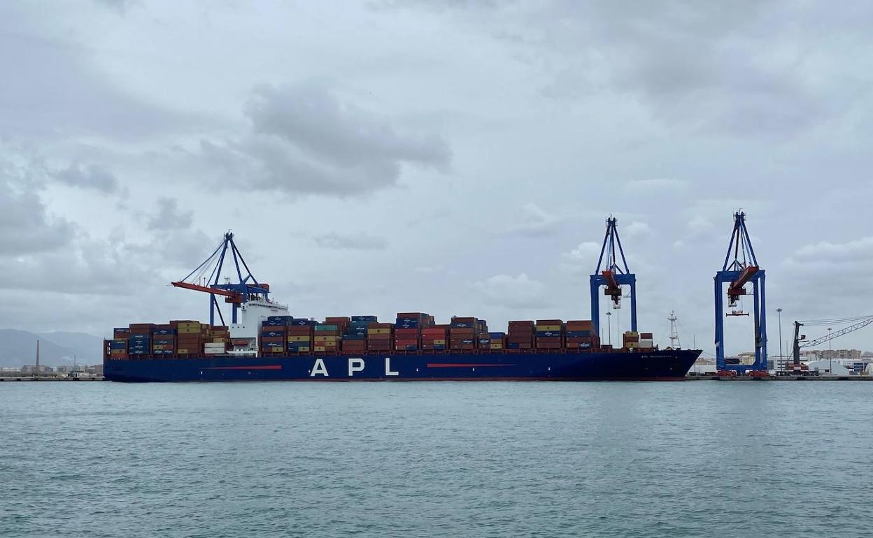 Portacontenedores 'APL Mexico City' atracado ayer en el muelle 9 del Puerto de Málaga. 