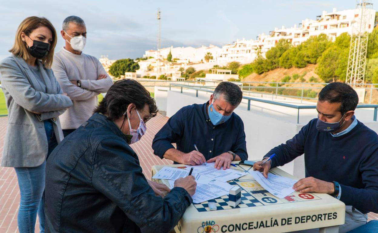 Acto de la firma de la recepción de las obras en la Ciudad Deportiva Enrique López Cuenca. 