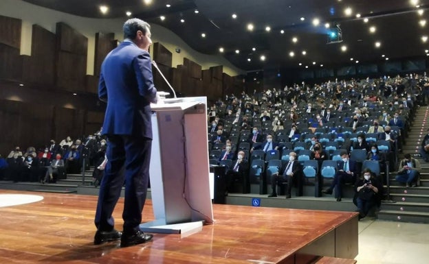 El presidente de la Junta, Juanma Moreno, en la inauguración de Transfiere. 