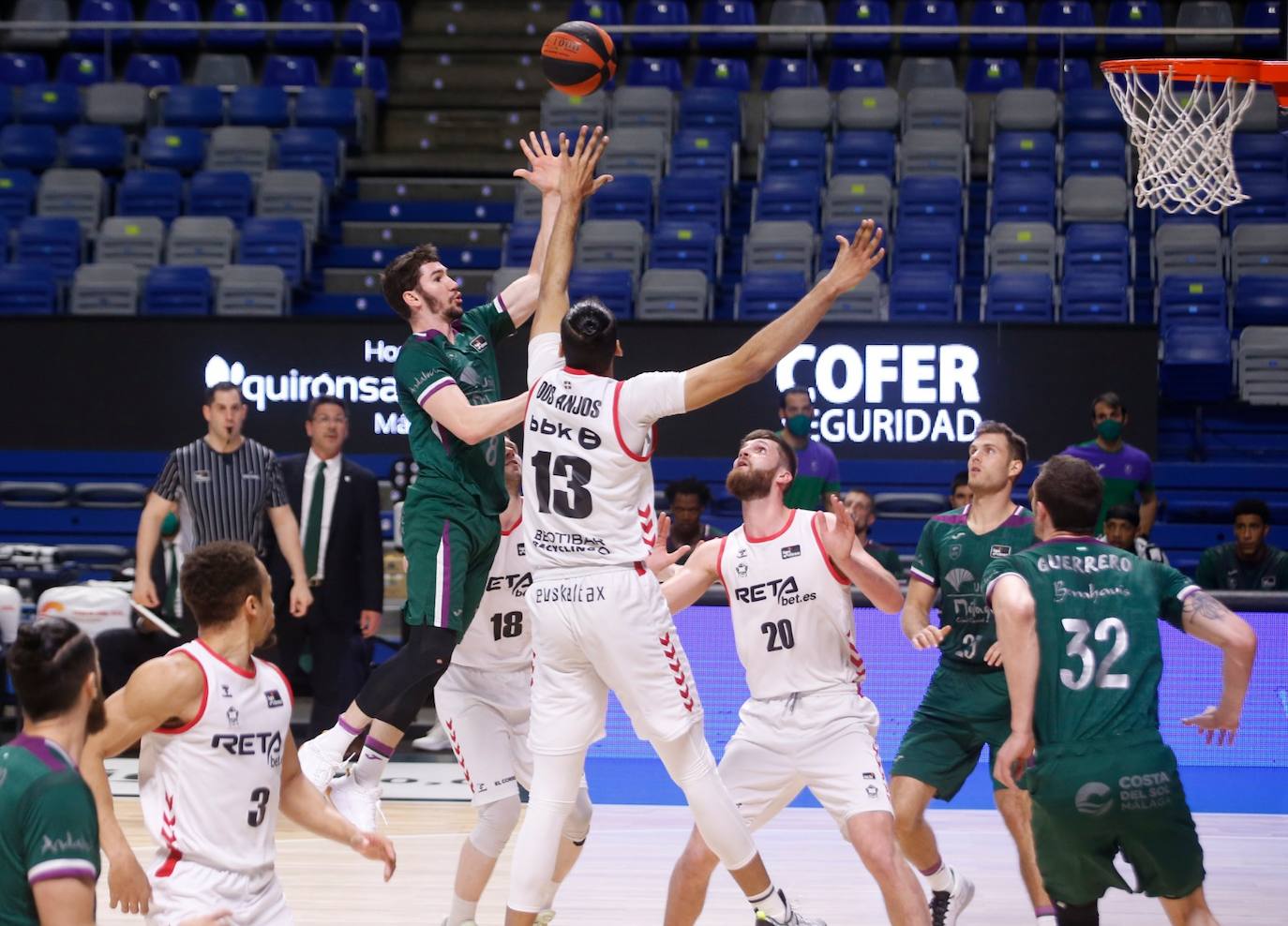 Victoria del Unicaja ante el R. Bilbao Basket. 