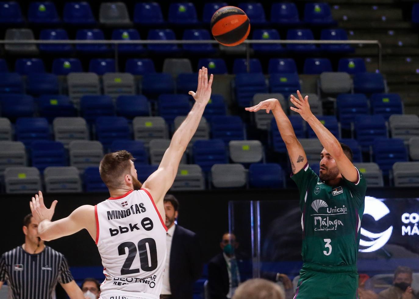 Victoria del Unicaja ante el R. Bilbao Basket. 