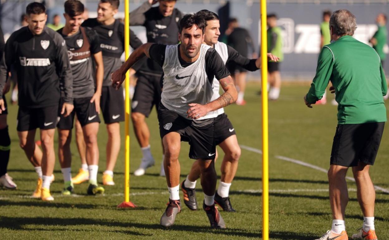 El jugador del Málaga, Alberto Escassi, durante un entrenamiento en el Anexo de La Rosaleda. 