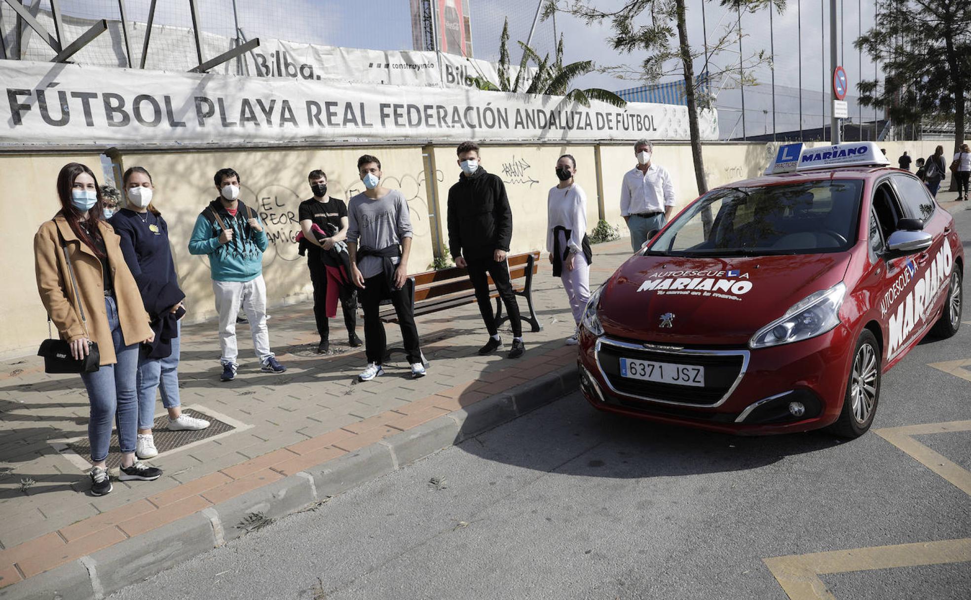 Alumnos aguardan su turno para el examen práctico en la avenida Ortega y Gasset, junto a la sede de la Jefatura Provincial de Tráfico. 